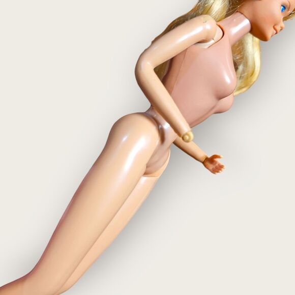 (2) Vtg Barbies with Button on back - Picture 4 of 8